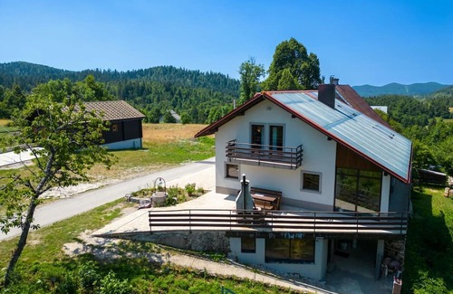 Fuzine Casa | Berguitje met binnenzwembad
