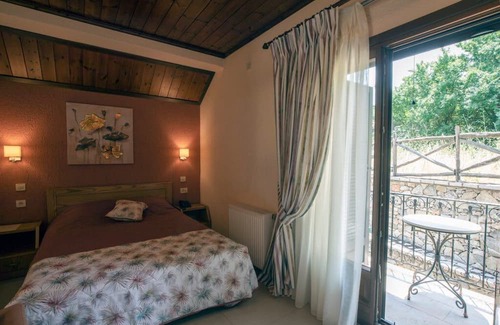 Eptalofos Condominio | Eptalofos Guesthouse - Cozy Double Suite with Balcony