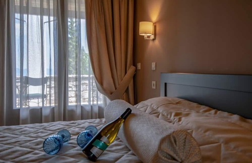 Eptalofos Condominio | Eptalofos Guesthouse - Double Suite with Fireplace