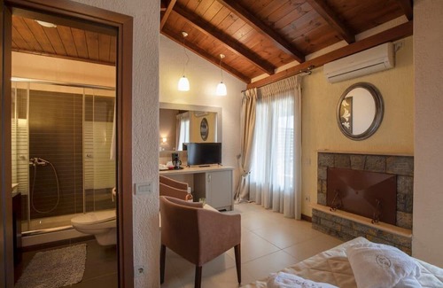 Eptalofos Condominio | Eptalofos Guesthouse - Double Suite with Fireplace