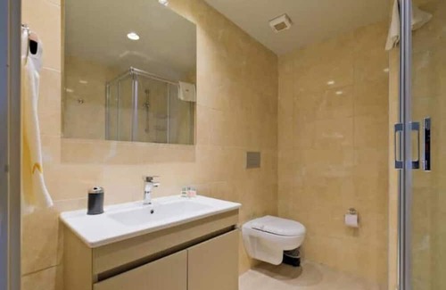 Serdivan Apartamento | Vista - Stunning Chic 2BR Apt w/ Terrace