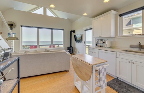 Oregon Coast Cabaña | Oceanfront Yachats Cottage w/ View & Beach Access!
