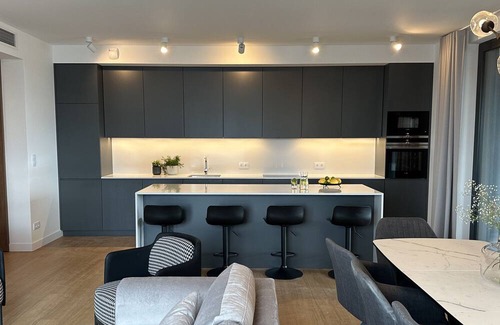 Mirow Apartamento | Prestige Grzybowska | Air-Conditioning | Parking | For 10 | Near Rondo ONZ | 4 Bedrooms