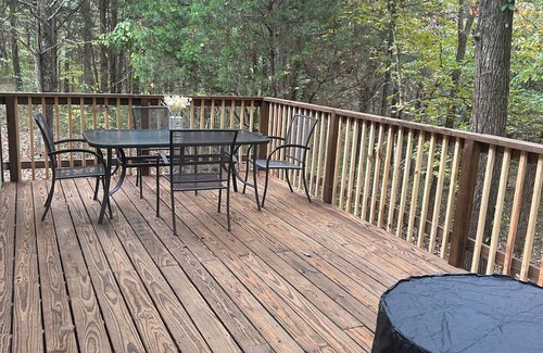Big Rock Cabina | A Cozy cabin only mins to Clarksville tn