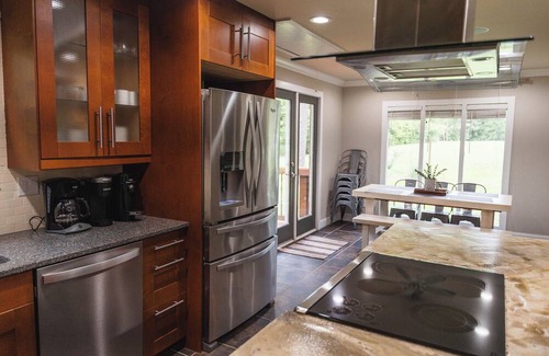 Charlotte Cabina | Clean and cozy cabin near Uptown! Sleeps up to 12