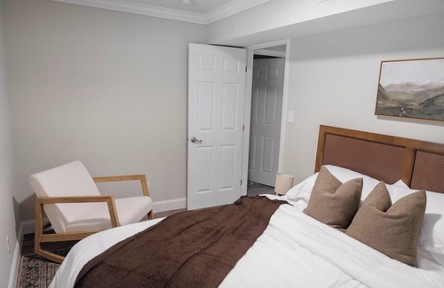 Charlotte Cabina | Clean and cozy cabin near Uptown! Sleeps up to 12