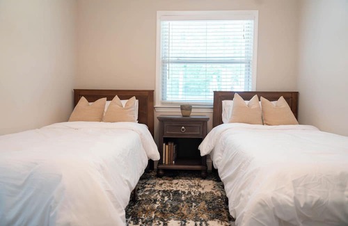 Charlotte Cabina | Clean and cozy cabin near Uptown! Sleeps up to 12