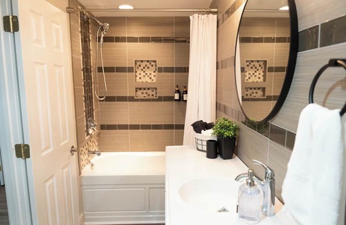 Charlotte Cabina | Clean and cozy cabin near Uptown! Sleeps up to 12