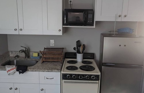 Capri Isle Apartamento | Cozy and Comfortable Studio Apt. Steps to Treasure Island Beach!