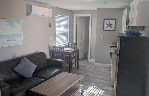 Capri Isle Apartamento | Cozy and Comfortable Studio Apt. Steps to Treasure Island Beach!