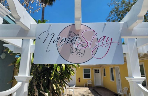 Capri Isle Apartamento | Cozy and Comfortable Studio Apt. Steps to Treasure Island Beach!