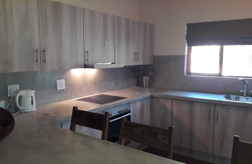 Phalaborwa Villa | Luxurious bush villa with 2 ensuite bathrooms & modern kitchen 1 km from Kruger