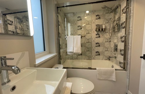 Sunset Casa | *NEW BUILT* Private Modern 2bd 2ba. Easy Parking