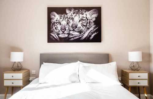 Cleeve Casa | The Oak View:Haven Retreat Bristol in Countryside