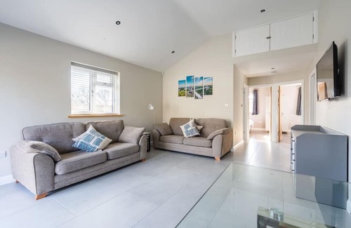 Cleeve Casa | The Oak View:Haven Retreat Bristol in Countryside
