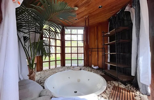 Ridgeway Casa | ✰Unique Wilderness Retreat 10 mins to CBD ✰ Bath, Heated Floors, Smart TV✰