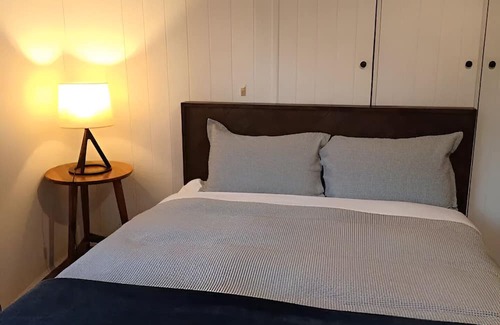 Ridgeway Casa | ✰Unique Wilderness Retreat 10 mins to CBD ✰ Bath, Heated Floors, Smart TV✰