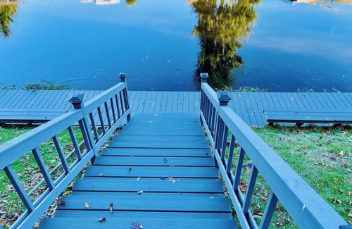 Bothell Apartamento | River Inn Cabin Theme Flat w/Dock