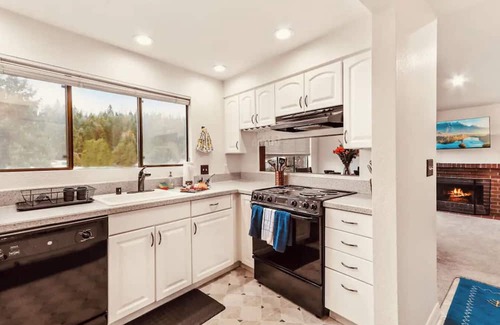 Bothell Apartamento | River Inn Cabin Theme Flat w/Dock