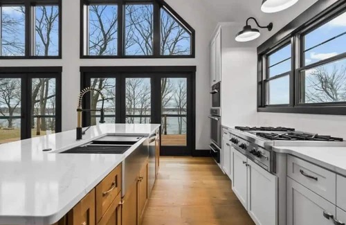 Faribault Cabina | Lake house with stunning views of Roberds Lake year round!