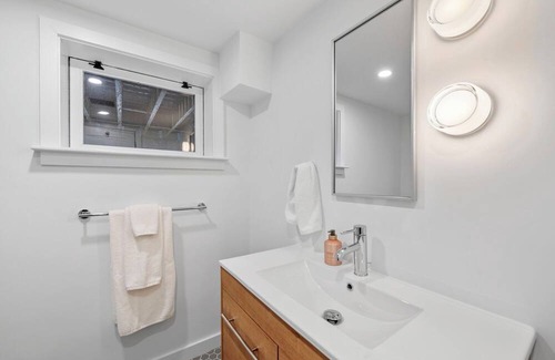 Marblehead Cabaña | The Sunset - A cozy, seaside cottage in historic Marblehead MA