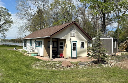 Fremont Cabaña | Lake Front Cottage with a beautiful park like setting!