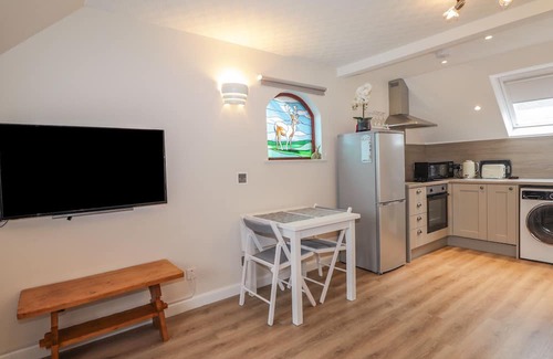 Scaniport Cabaña | PURLIE LODGE APARTMENT, romantic, with a garden in Inverness