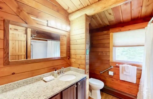 Trenton Cabina | Silver's Log Cabin w/ Fire Pit near Acadia National Park