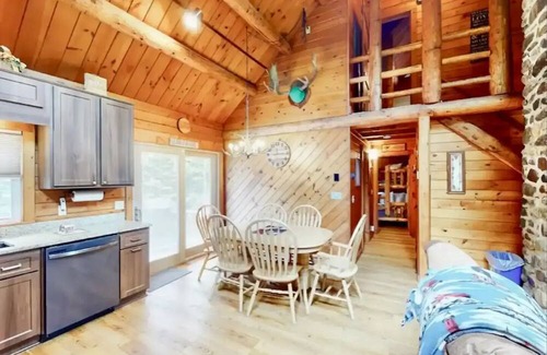 Trenton Cabina | Silver's Log Cabin w/ Fire Pit near Acadia National Park