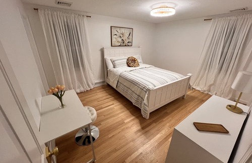 Cotuit Casa | New 2024 -Jacuzzi Hot Tub, Heated 26k Gals Swimming Pool, Game Room & Playground