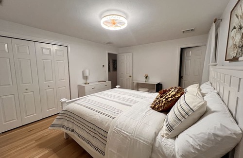 Cotuit Casa | New 2024 -Jacuzzi Hot Tub, Heated 26k Gals Swimming Pool, Game Room & Playground