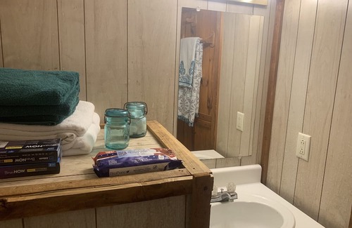 Henning Cabina | Hunting fishing cabin Fort pillow 2bd pets/kids ok, sleeps up to 7 ppl