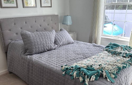 Bethany Beach Cabaña | Beachy cottage close to ocean, biking trails and community dock for crabbing