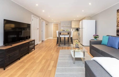 Industrial Park Apartamento | Modern 1 Bed Flat - King Bed, Close to Downtown, Shopping, Transit and Via Rail