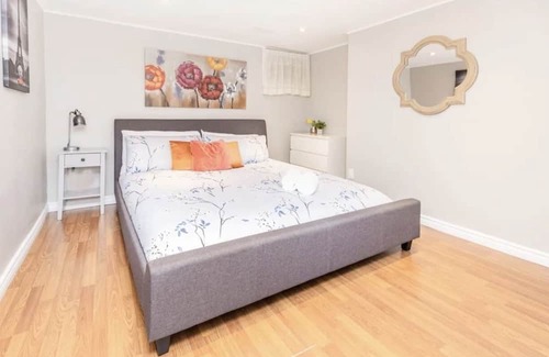 Industrial Park Apartamento | Modern 1 Bed Flat - King Bed, Close to Downtown, Shopping, Transit and Via Rail