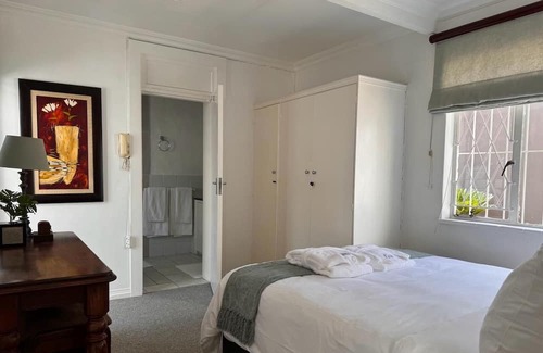 Greater Johannesburg Metropolitan Area Cabaña | Cozy Flatlet in the heart of Bryanston with Backup power, Wi-Fi and Netflix