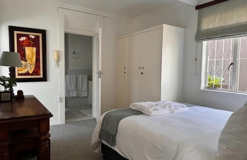 Greater Johannesburg Metropolitan Area Cabaña | Beautiful Flat in the heart of Bryanston with Backup power, Wi-Fi and Netflix
