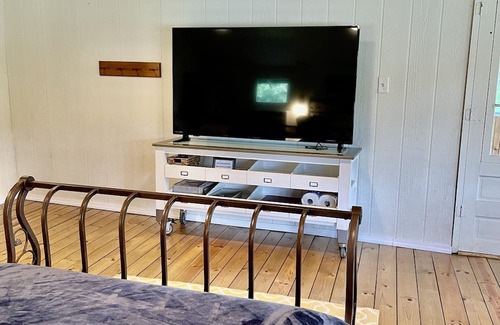 Janesville Cabina | Cozy cabin on the river!! Pet friendly!