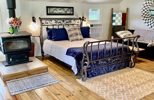 Janesville Cabina | Cozy cabin on the river!! Pet friendly!