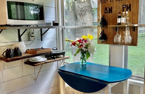 Janesville Cabina | Cozy cabin on the river!! Pet friendly!