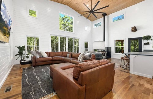 Combs Casa | Luxury Cabin nestled in the Ozark Mountains.