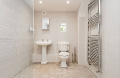 Shepton Mallet Cabaña | 2 bedroom accommodation in Pilton, near Shepton Mallet