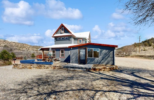 Naturita Casa | 2-story duplex with mtn views, deck, grill, W/D, & AC