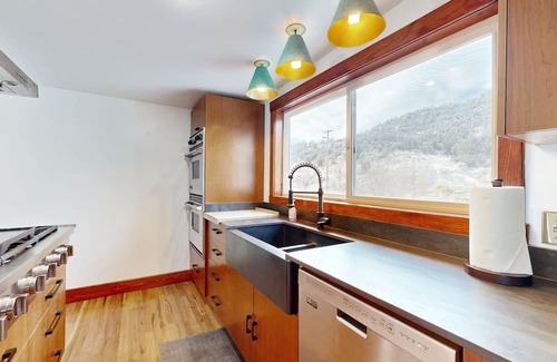 Naturita Casa | 2-story duplex with mtn views, deck, grill, W/D, & AC
