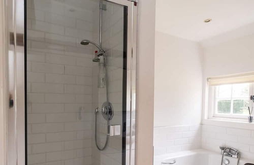 Ingatestone Cabaña | Spilfeathers Cottage - sleeps 3 guests in 2 bedrooms