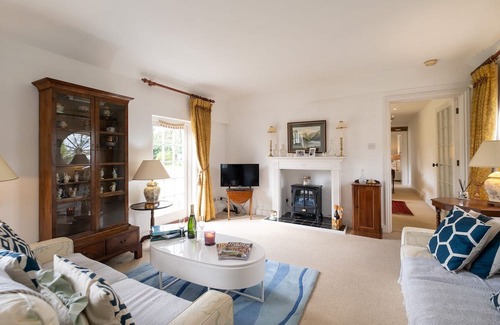 Ingatestone Cabaña | Spilfeathers Cottage - sleeps 3 guests in 2 bedrooms