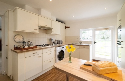 Ingatestone Cabaña | Spilfeathers Cottage - sleeps 3 guests in 2 bedrooms
