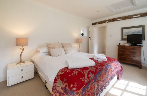 Ingatestone Cabaña | Spilfeathers Cottage - sleeps 3 guests in 2 bedrooms