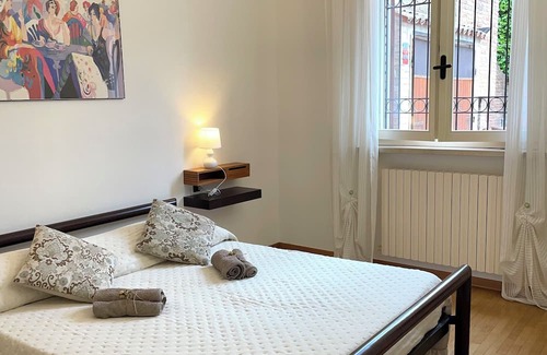 Ferrara Apartamento | Elegant flat 5 min from the centre of Ferrara, with private garden and parking.