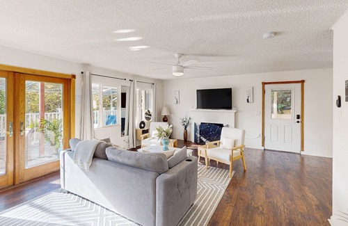 Shoreline Casa | Dog-friendly lake view getaway with a full kitchen, sunroom, fireplace